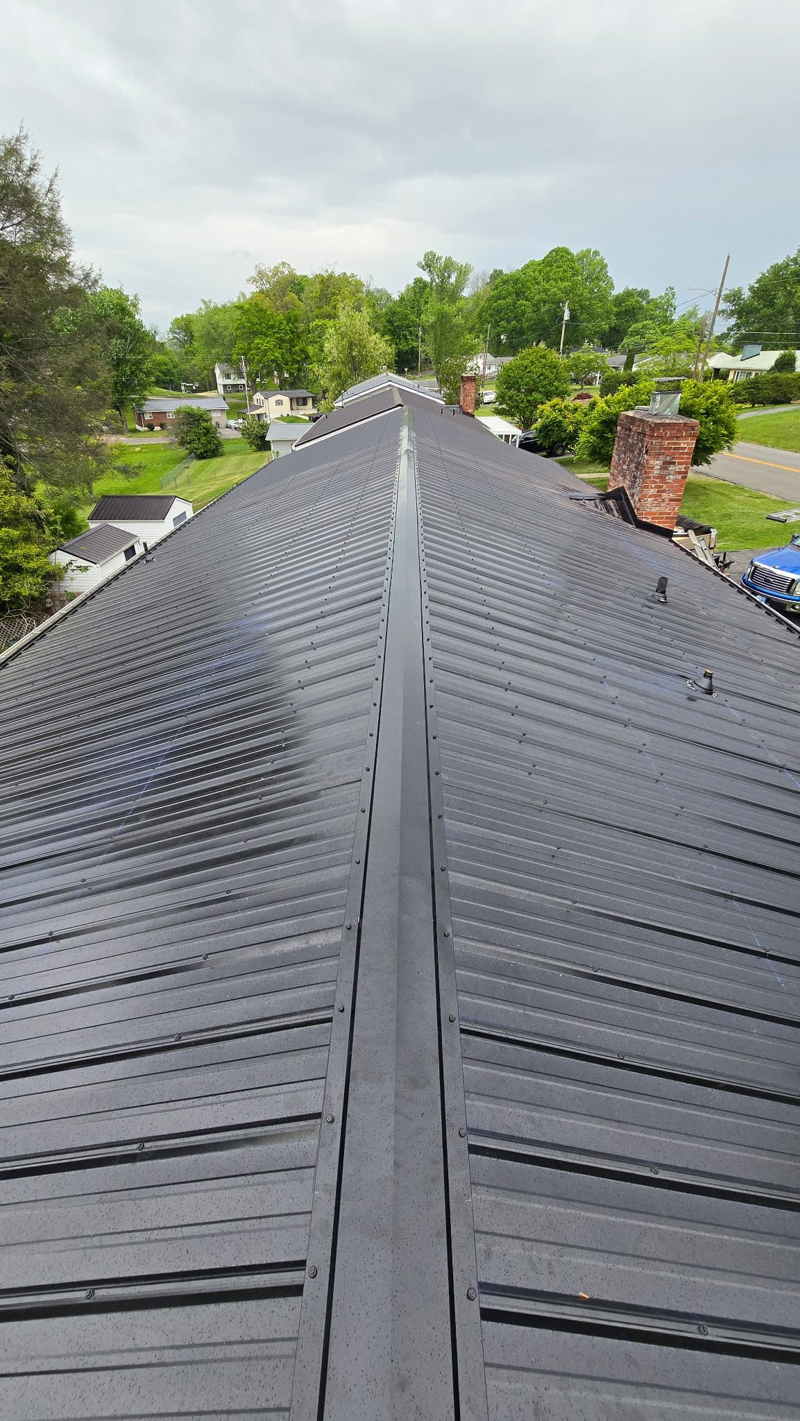 Standing Seam vs. Exposed-Fastener Metal Roofs: Which Is Better?